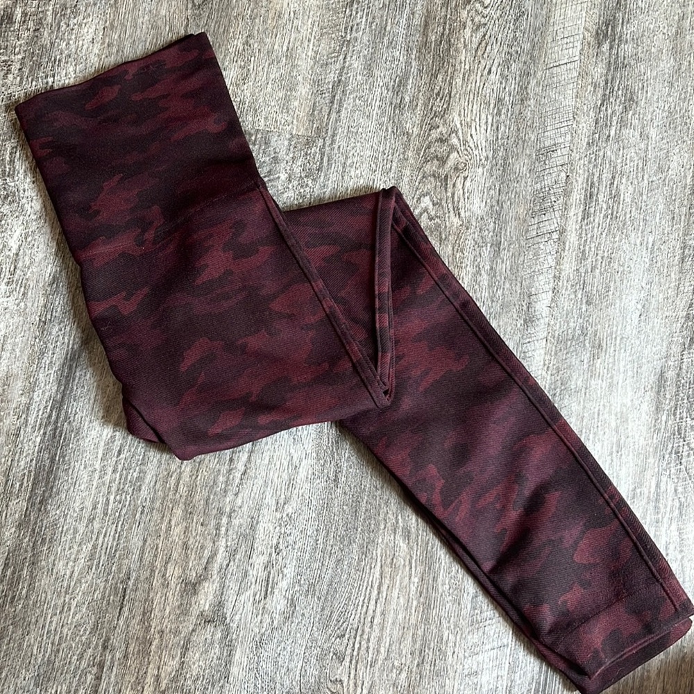 Spanx Look at Me Now Leggings Size Small in Maroon Camo